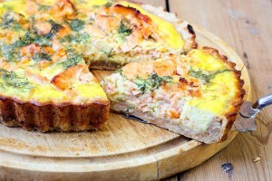 Пирог с рыбными консервами и яично-сметанной заливкой