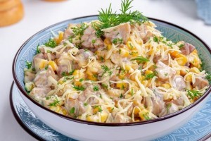 Салат из жареных шампиньонов, сыра и кукурузы