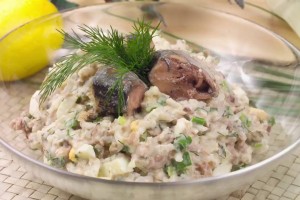 Салат из консервированной рыбы