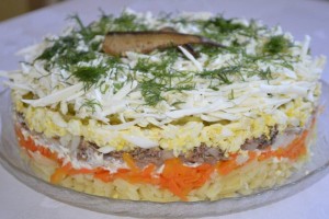 Слоёный салат со шпротами, картофелем, морковью и маринованными огурцами