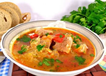 Томатный суп со свининой и рисом